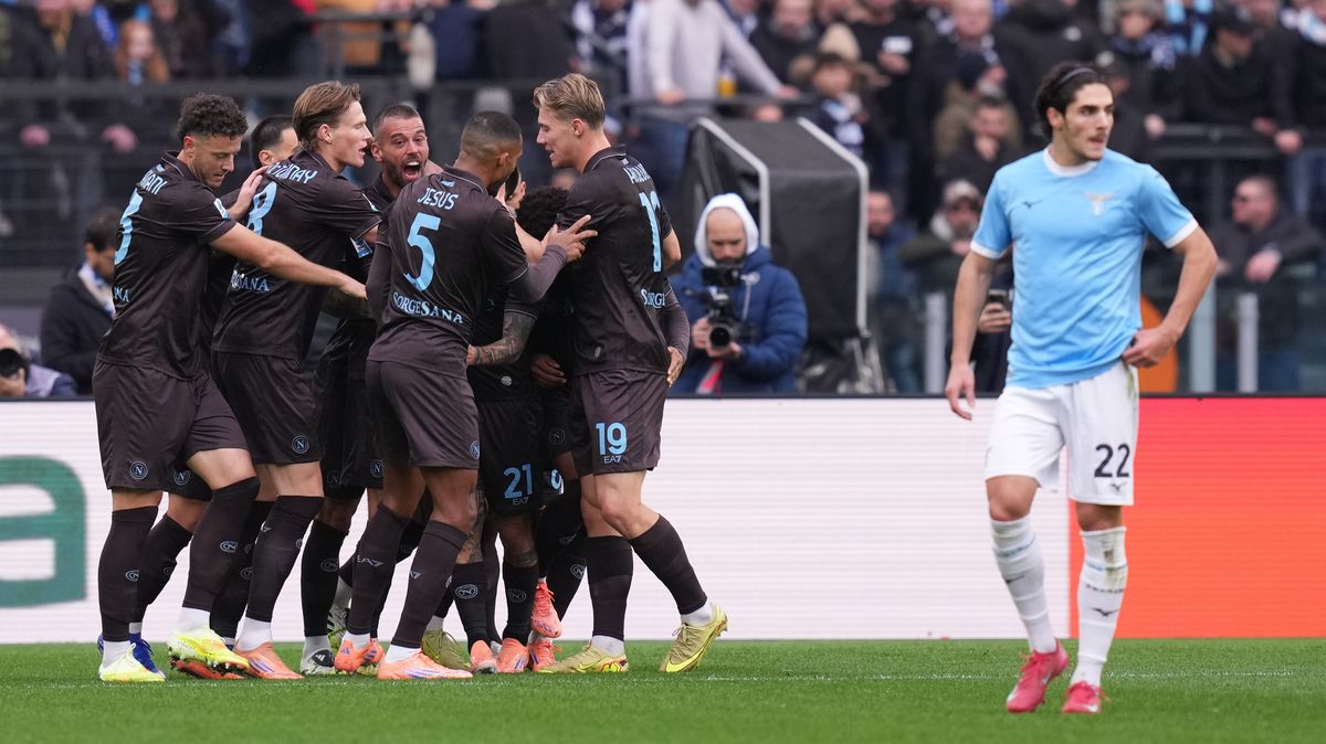 Neapol zvládla šlágr na půdě Lazia, padly tři červené